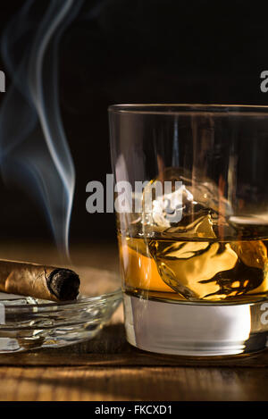 Whisky und Zigarre auf Tisch Stockfoto