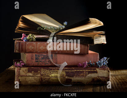 Stapeln von alten Büchern auf Tisch Stockfoto