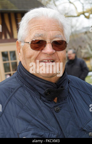 Deauville, Frankreich. 8. März 2016. Rennen 2. De La Varenne behauptet Einsätze. Inhaber Michel Doineau Credit: Aktion Plus Sport/Alamy Live-Nachrichten Stockfoto