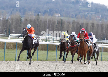 Deauville, Frankreich. 8. März 2016. 3. Lauf. De La Vie behaupten Einsätze. Kendannemarie mit Marie Anne Bernadet gewinnt das weibliche Jockey Rennen Credit: Action Plus Sport/Alamy Live News Stockfoto