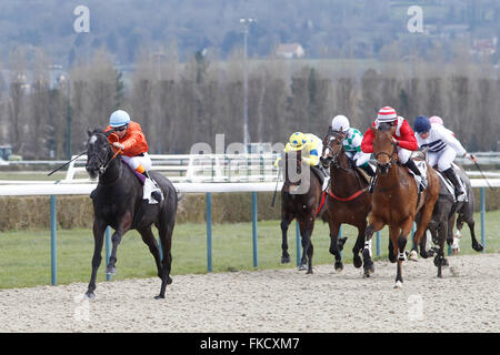 Deauville, Frankreich. 8. März 2016. 3. Lauf. De La Vie behaupten Einsätze. Kendannemarie mit Marie Anne Bernadet gewinnt das weibliche Jockey Rennen Credit: Action Plus Sport/Alamy Live News Stockfoto