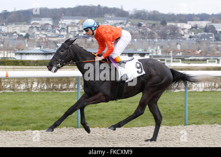 Deauville, Frankreich. 8. März 2016. 3. Lauf. De La Vie behaupten Einsätze. Kendannemarie mit Marie Anne Bernadet gewinnt das weibliche Jockey Rennen Credit: Action Plus Sport/Alamy Live News Stockfoto