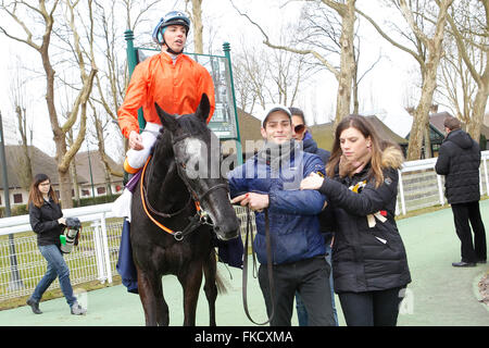 Deauville, Frankreich. 8. März 2016. 3. Lauf. De La Vie behaupten Einsätze. Kendannemarie mit Marie Anne Bernadet gewinnt das weibliche Jockey Rennen Credit: Action Plus Sport/Alamy Live News Stockfoto