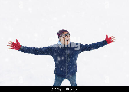 Mitte erwachsenen Mann auf Schnee Stockfoto