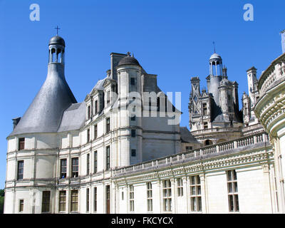 Château de Chambord und seiner aufwendigen Dachlandschaft. Stockfoto