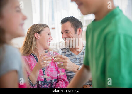 Mann und Frau auf dem Sofa sitzen und Wein trinken Stockfoto