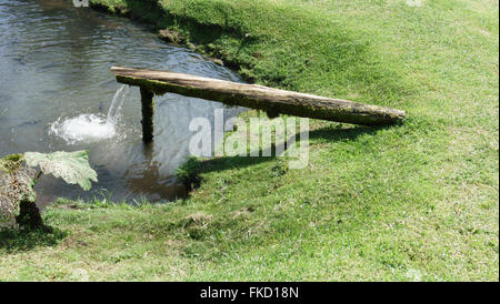 Erhöhte Ansicht des fallenden Wassers aus Brunnen in einem Teich, Costa Rica Stockfoto