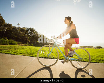 Junge Frau Radfahren im park Stockfoto