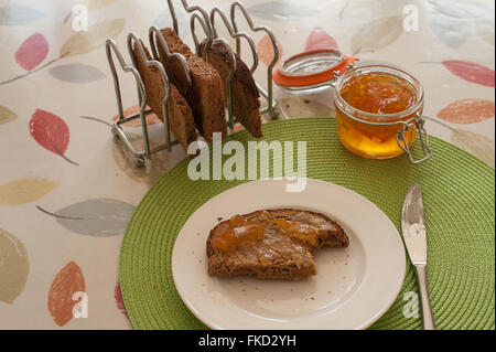 Toast mit hausgemachten Sevilla Orange Marmelade Stockfoto