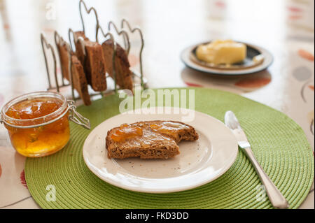 Toast mit hausgemachten Sevilla Orange Marmelade Stockfoto