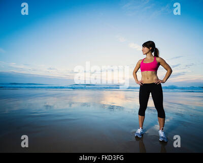 Junge Frau, die auf dem Seeweg Stockfoto