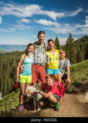 Eltern und Kinder (10-11, 12-13, 14-15) mit Hund Stockfoto