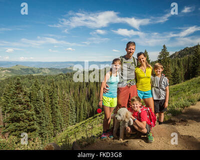 Eltern und Kinder (10-11, 12-13, 14-15) mit Hund Stockfoto