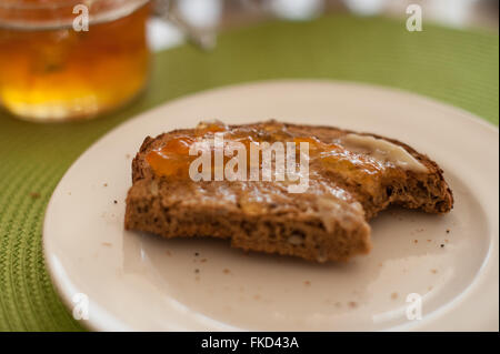 Toast mit hausgemachten Sevilla Orange Marmelade Stockfoto