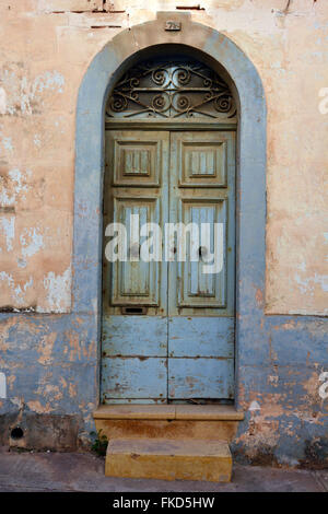 Mellieha, Malta – 27. Januar 2016. Blaue Holztür mit Schmiedearbeiten an der Spitze in Mellieha, Malta. Stockfoto