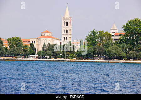 Kirche von St Donal & romanische Kathedrale Anastasia und archäologische Museum mit Campanile, Harbour Bridge, Sonnenuntergang, Zadar, Kroatien Stockfoto