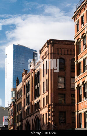 Architektur, SoHo Gusseisen historischen Bezirk mit Dominick Hotel im Hintergrund, NYC Stockfoto