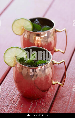 Moscow Mule Cocktails in Silber Becher Stockfoto