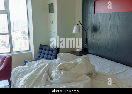 Ungemachten Bett im Hotelzimmer, Toronto, Ontario, Kanada Stockfoto