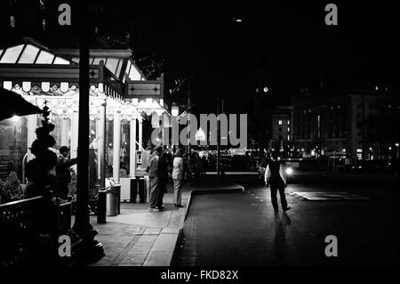 Ursprünglich ein Taxi in der Nacht vor dem Willard Hotel in Washington DC mit Kapitol-Gebäudes im Hintergrund Stockfoto