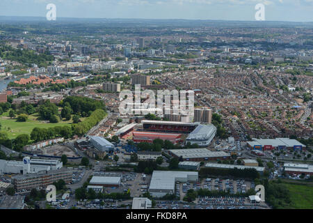 Eine Luftaufnahme von Bristol mit Blick auf Ashton Gate mit dem Stadtzentrum, das in der Ferne sichtbar Stockfoto