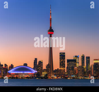 Berühmte Skyline von Toronto mit dem CN Tower und Rogers Centre nach Sonnenuntergang die Toronto Islands entnommen. Stockfoto