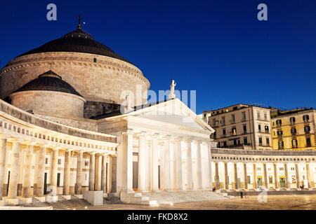 Piazza Plebiscito mit San Francesco di Paola Church Stockfoto