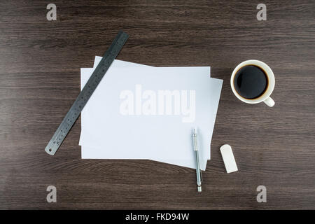 Papier, Radiergummi, Lineal und Druckbleistift mit Tasse Kaffee Stockfoto