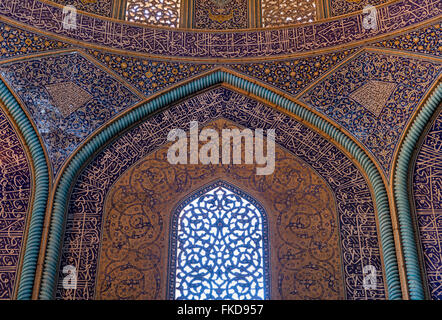 Detail der Mosaik Fliesen verkleidet Arch und Zwickeln Kuppel des Sheikh Lotfallah Moschee Imam Platz, Isfahan, Iran zu unterstützen. Stockfoto