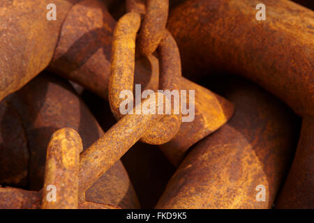 Island. Rostige metallene Ketten hautnah. Horizontale Stockfoto