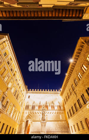 Palazzo Salimbeni auf quadratische beleuchtete Salimbeni Stockfoto