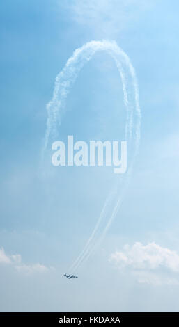 Niedrigen Winkel Ansicht der Kämpfer Flugzeuge Airshow Himmel durchführen Stockfoto