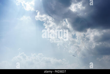 Niedrigen Winkel Ansicht der Kämpfer Flugzeuge Airshow Himmel durchführen Stockfoto