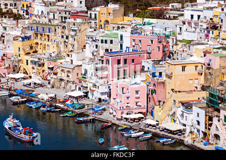 Stadtbild über Marina Corricella auf Insel Procida Stockfoto