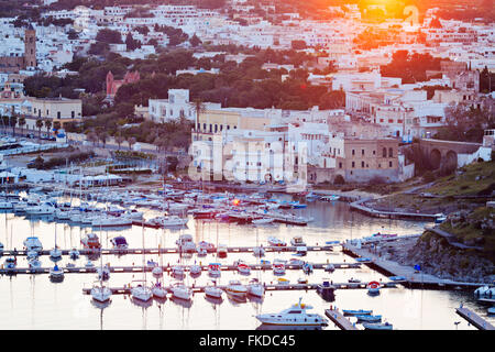 Stadtbild von Santa Maria di Leuca mit Ankern Yachten im Vordergrund Stockfoto