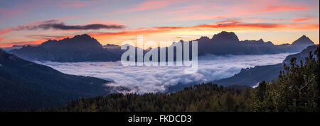 Morgendämmerung über Monte Cristallo & Cortina d ' Ampezzo von Cinque Torri, Dolomiten, Provinz Belluno, Region Venetien, Italien Stockfoto