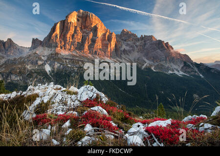 erstes Licht auf Tofana de Rozes von Cinque Torri, Dolomiten, Provinz Belluno, Region Venetien, Italien Stockfoto