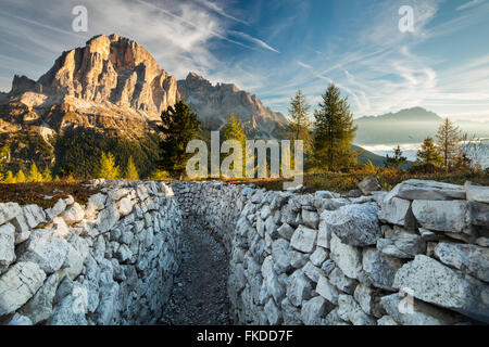 zunächst auf Tofana de Rozes (ersten Weltkrieg Gräben) Licht auf Cinque Torri, Dolomiten, Provinz Belluno, Region Venetien, Italien Stockfoto