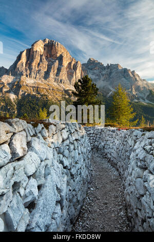 zunächst auf Tofana de Rozes (ersten Weltkrieg Gräben) Licht auf Cinque Torri, Dolomiten, Provinz Belluno, Region Venetien, Italien Stockfoto