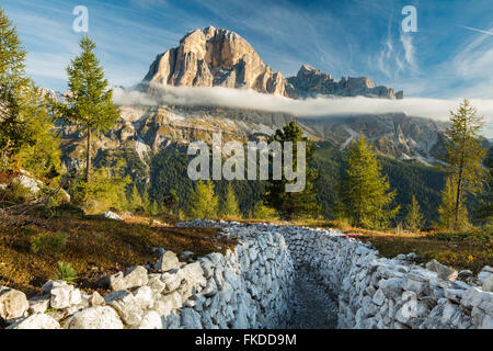 zunächst auf Tofana de Rozes (ersten Weltkrieg Gräben) Licht auf Cinque Torri, Dolomiten, Provinz Belluno, Region Venetien, Italien Stockfoto