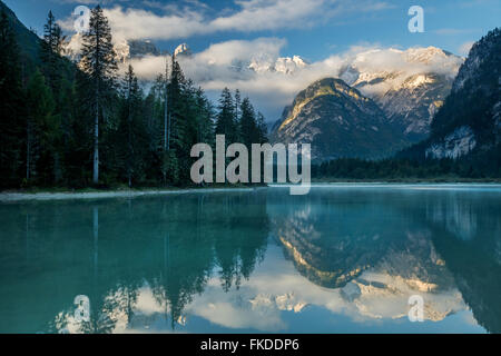 Lago di Landro im Morgengrauen, Dolomiten, Sud Tirol/Alto Adige, Italien Stockfoto