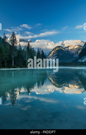 Lago di Landro im Morgengrauen, Dolomiten, Sud Tirol/Alto Adige, Italien Stockfoto