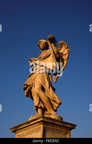 Engel mit Sudarium am Ponte Sant Stockfoto