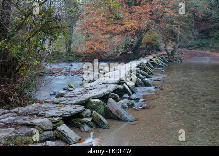 Tarr Steps Klöppel Brücke über den Fluss Barle, Exmoor National Park, Somerset, England, UK Stockfoto