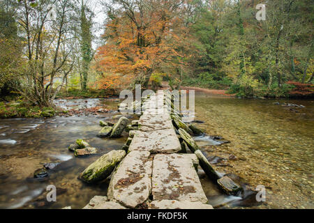 Tarr Steps Klöppel Brücke über den Fluss Barle, Exmoor National Park, Somerset, England, UK Stockfoto