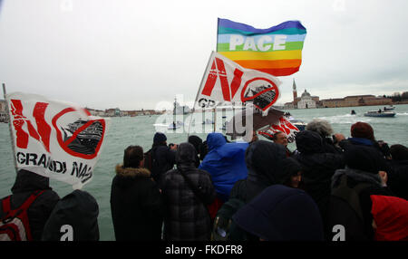 Venedig, Italien. 8. März 2016. Demonstranten nahmen an der Kundgebung vom Ausschuss keine großen Schiffe (Nr. Grandi Navi) und No Tav gegen Italien-französischen Gipfel in Venedig Credit: Andrea Spinelli/Pacific Press/Alamy Live News Stockfoto