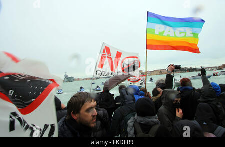 Venedig, Italien. 8. März 2016. Demonstranten nahmen an der Kundgebung vom Ausschuss keine großen Schiffe (Nr. Grandi Navi) und No Tav gegen Italien-französischen Gipfel in Venedig Credit: Andrea Spinelli/Pacific Press/Alamy Live News Stockfoto