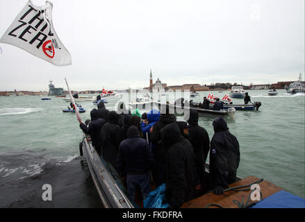 Venedig, Italien. 8. März 2016. Demonstranten nahmen an der Kundgebung vom Ausschuss keine großen Schiffe (Nr. Grandi Navi) und No Tav gegen Italien-französischen Gipfel in Venedig Credit: Andrea Spinelli/Pacific Press/Alamy Live News Stockfoto