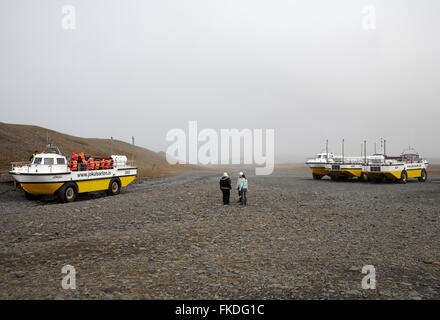 Island Jökulsárlón Gletscher Lagune Amphibien Boote der touristischen Ausflug auf dem See startbereit Stockfoto