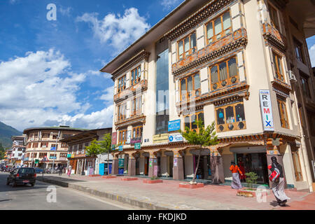 Straße in Thimphu, der Hauptstadt von Bhutan. Stockfoto